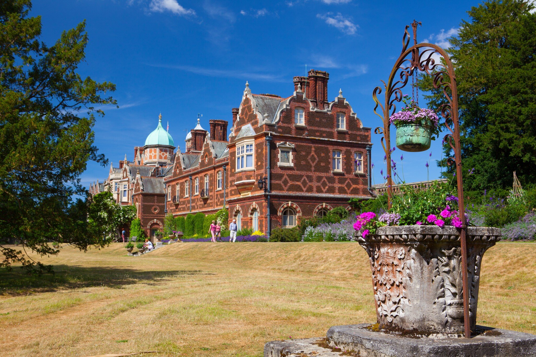 Located in Norfolk, Sandringham House is one of two personal and private residences owned by the English Royal Family. The residence - which is occupied since Elizabethan times - is one of the most loved by the Queen, who uses to spend here the Ch...
