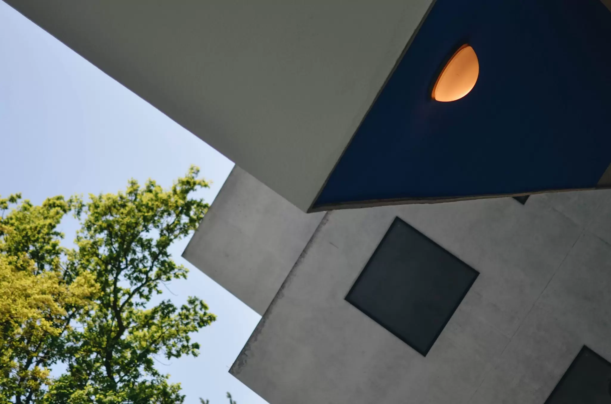 Master House in Dessau by Walter Gropius: Minimalist White Architecture with Clean geometric Lines