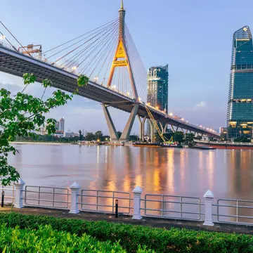 The Chao Phraya River separates urban Bangkok from Bang Krachao. Bangprikphoto/Shutterstock