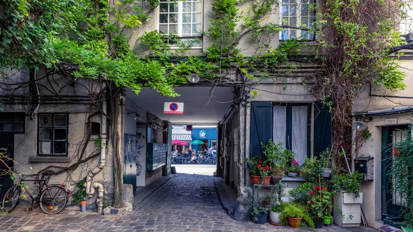 Strolling or cycling can help you see familiar streets in a new light © Steve Christo - Corbis / Getty Images