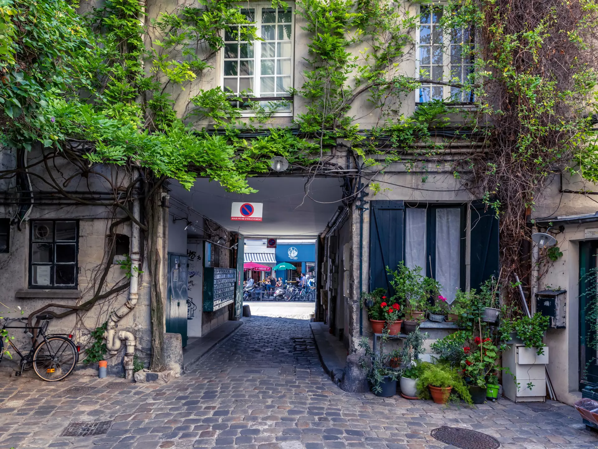 Strolling or cycling can help you see familiar streets in a new light © Steve Christo - Corbis / Getty Images