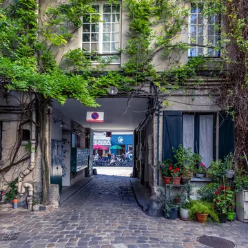 Strolling or cycling can help you see familiar streets in a new light © Steve Christo - Corbis / Getty Images