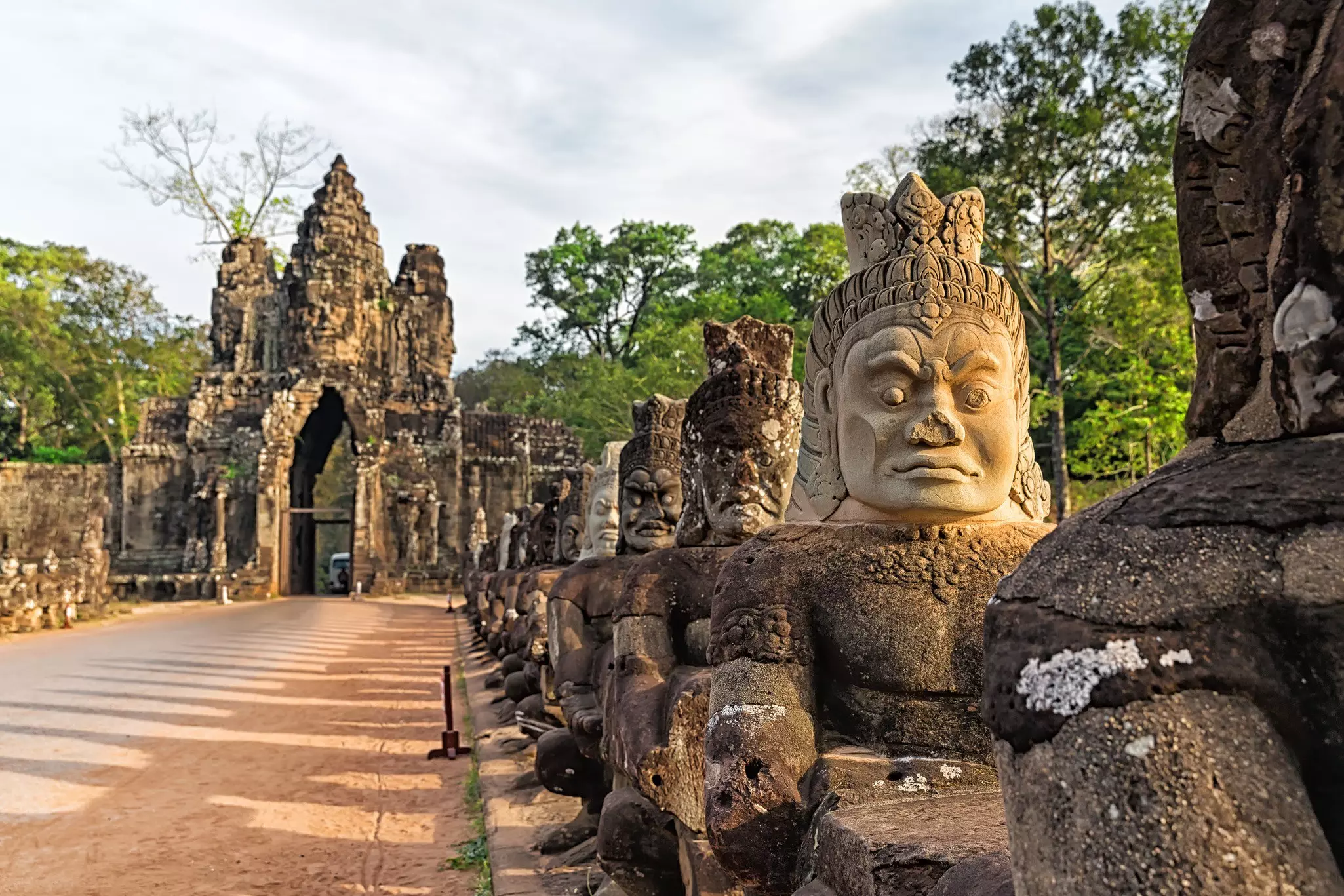 South gate to Angkor Thom in Cambodia © Preto Perola/Shutterstock