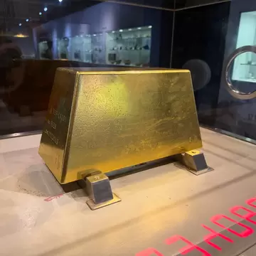A 220-kilogram gold bar inside a case at the Gold Museum in Jinguashi, Taiwan.