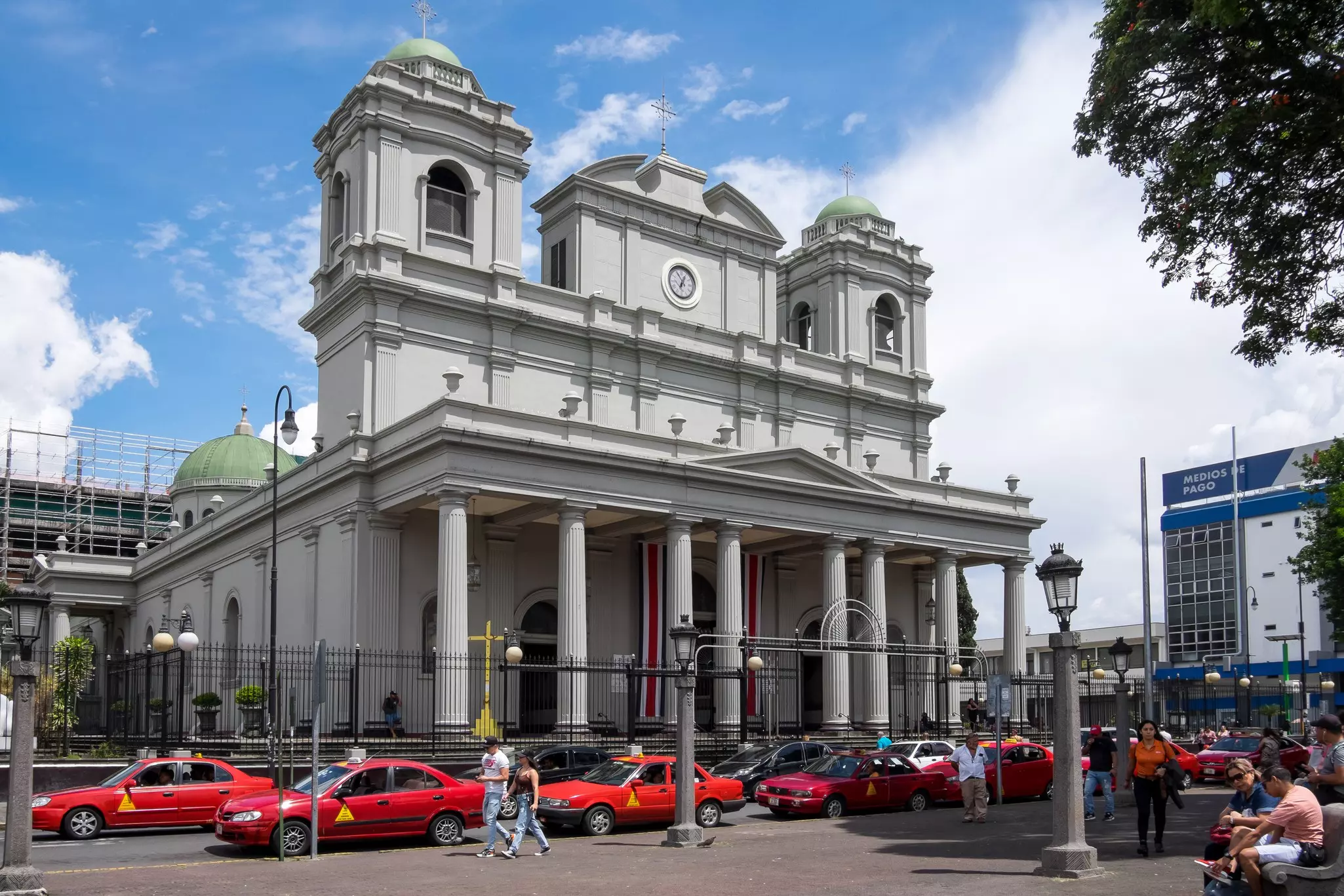 Legions of taxis rojos ride through the San José streets © Salvador-Aznar / Getty Images