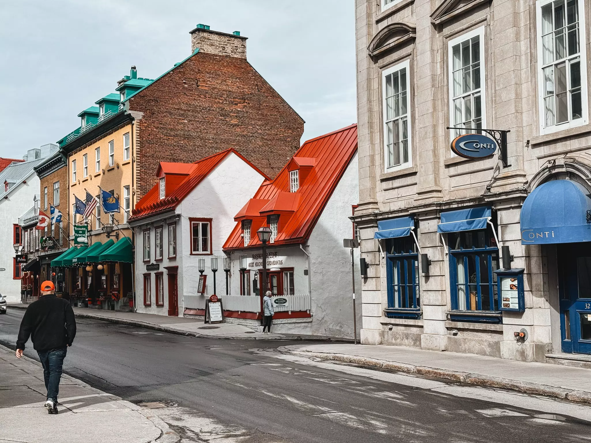 Aux Anciens Canadiens old-fashioned restaurant. A group of walkers are crossing the road to get to the restaurant.