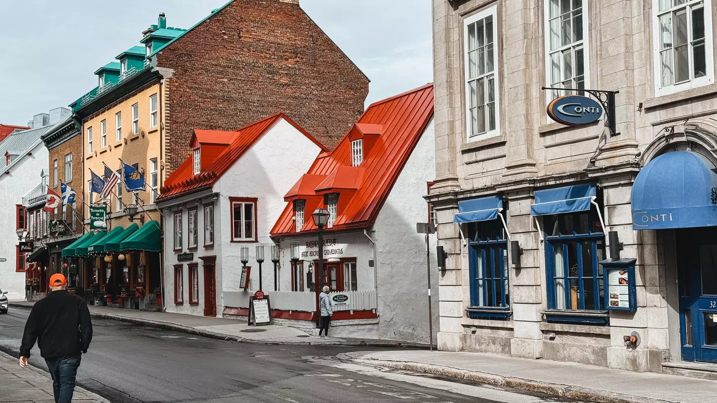 Aux Anciens Canadiens old-fashioned restaurant. A group of walkers are crossing the road to get to the restaurant.