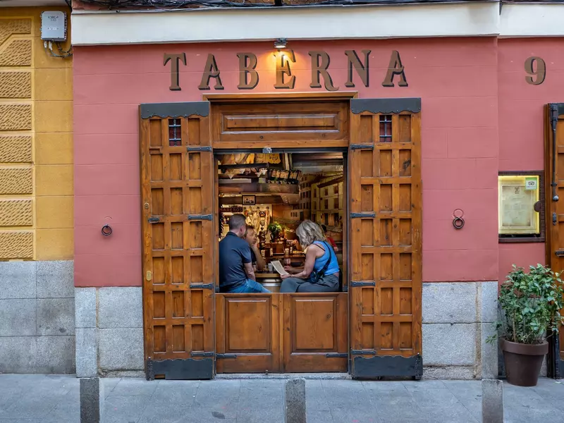 Couple dining in the window of Taberna restaurant.
