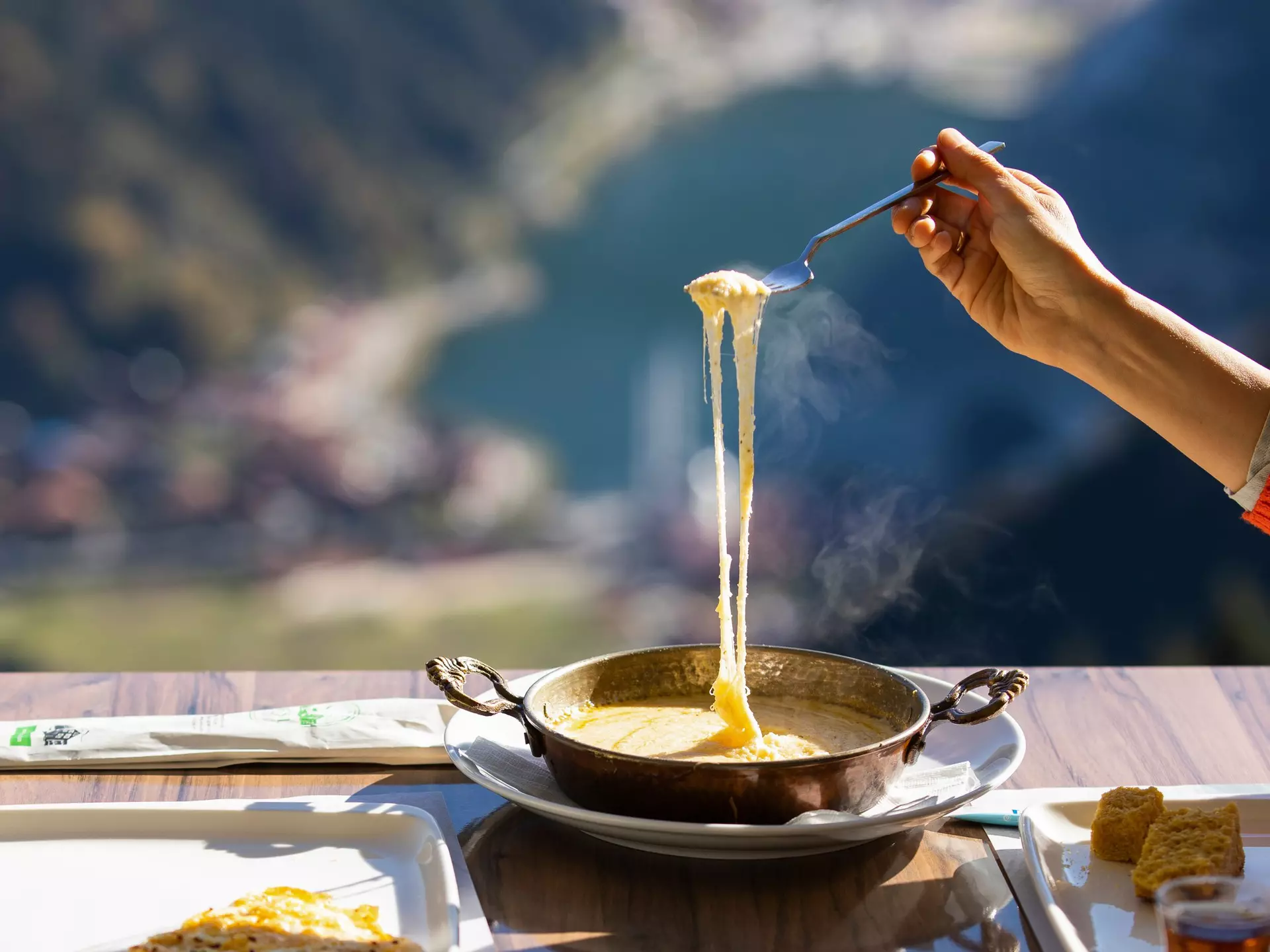 Türkiye makes some darn good cheese – like this melty kolot, a Black Sea specialty © Raul C7 / Shutterstock