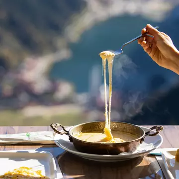 Türkiye makes some darn good cheese – like this melty kolot, a Black Sea specialty © Raul C7 / Shutterstock