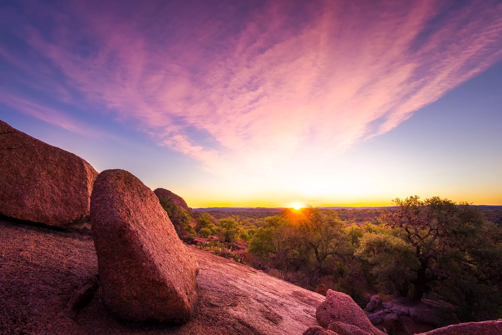 Stunning autumn sunrise in Enchanted Rock State Natural Area © Dean_Fikar / iStock / Getty Images Plus