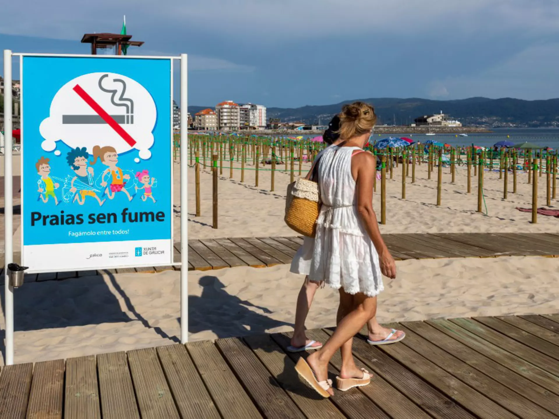 SANXENXO, SPAIN - JULY 11: A sign announces that smoking is prohibited on July 11, 2020 in Sanxenxo, Galicia, Spain. The municipality of Sanxenxo has adapted Silgar beach, in the RÃ­as Baixas region, to protect bathers and tourists from the Covid-19 pandemic. (Photo by Xurxo Lobato/Getty Images)
SANXENXO, SPAIN - JULY 11: A sign announces that smoking is prohibited on July 11, 2020 in Sanxenxo, Galicia, Spain. The municipality of Sanxenxo has adapted Silgar beach, in the Rías Baixas region, to protect bathers and tourists from the Covid-19 pandemic. (Photo by Xurxo Lobato/Getty Images)
1255867443