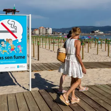 SANXENXO, SPAIN - JULY 11: A sign announces that smoking is prohibited on July 11, 2020 in Sanxenxo, Galicia, Spain. The municipality of Sanxenxo has adapted Silgar beach, in the RÃ­as Baixas region, to protect bathers and tourists from the Covid-19 pandemic. (Photo by Xurxo Lobato/Getty Images)
SANXENXO, SPAIN - JULY 11: A sign announces that smoking is prohibited on July 11, 2020 in Sanxenxo, Galicia, Spain. The municipality of Sanxenxo has adapted Silgar beach, in the Rías Baixas region, to protect bathers and tourists from the Covid-19 pandemic. (Photo by Xurxo Lobato/Getty Images)
1255867443
