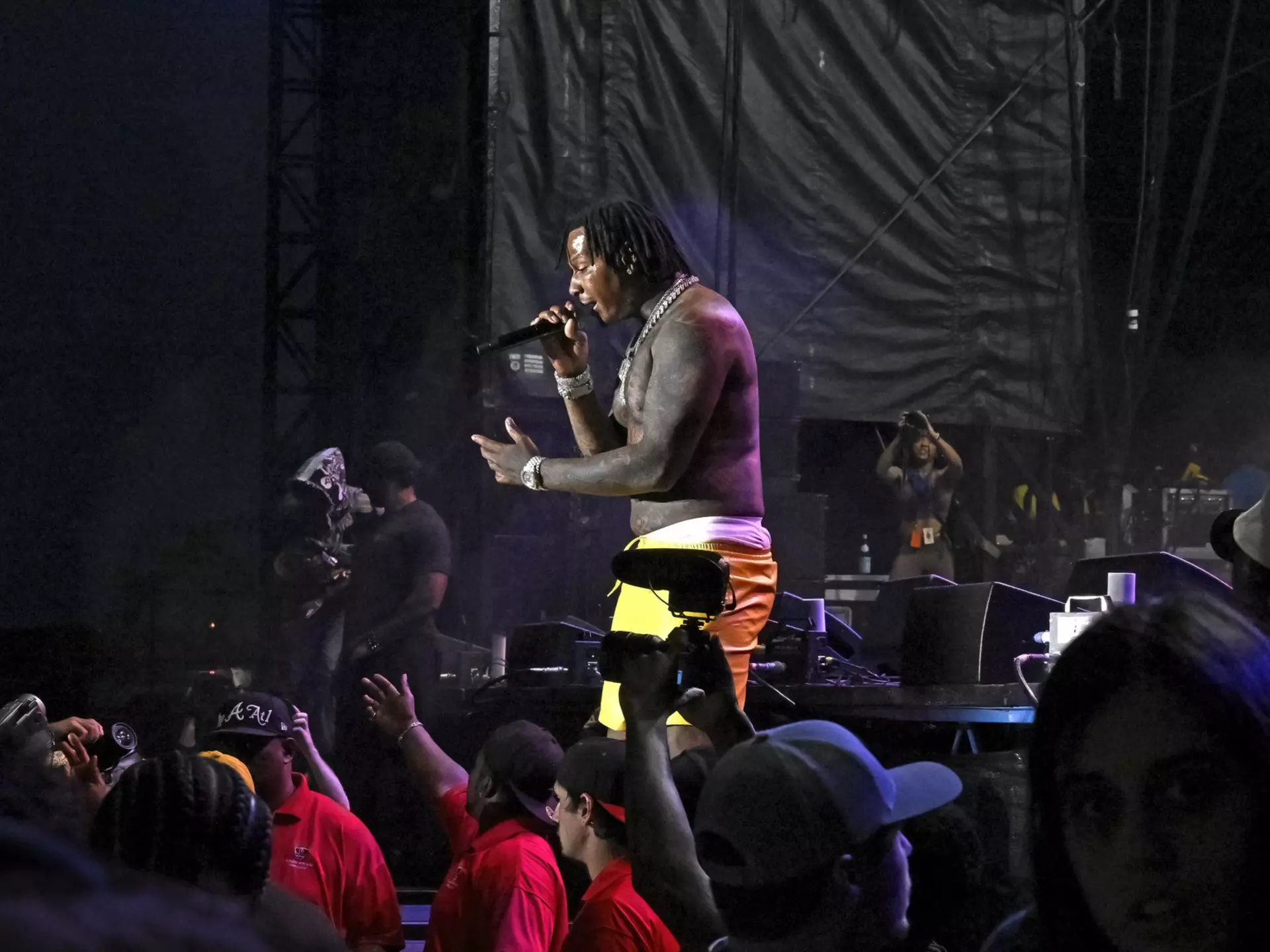 MEMPHIS, TENNESSEE - MAY 01: Moneybagg Yo goes into the crowd during the Beale Street Music Festival at Liberty Park on May 01, 2022 in Memphis, Tennessee. (Photo by Astrida Valigorsky/Getty Images)
1395028177