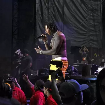 MEMPHIS, TENNESSEE - MAY 01: Moneybagg Yo goes into the crowd during the Beale Street Music Festival at Liberty Park on May 01, 2022 in Memphis, Tennessee. (Photo by Astrida Valigorsky/Getty Images)
1395028177