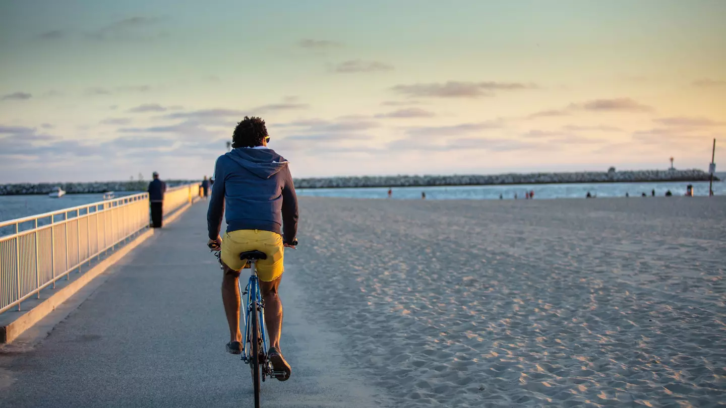 Pack your own food and drink and make it a beach day – always a budget-friendly delight in LA © halbergman / Getty Images