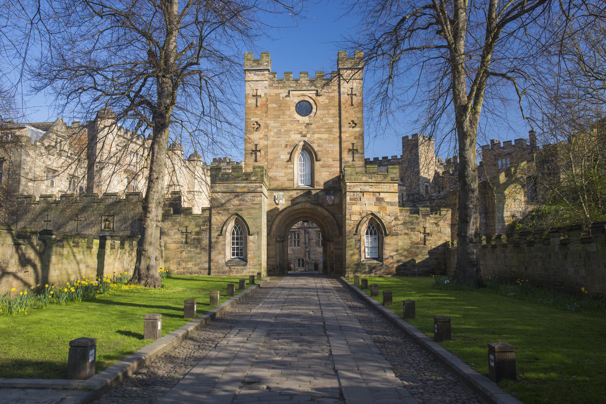 View from Palace Green to the Gatehouse of Durham Castle, Durham, County Durham, England, UK, Europe. The city of Durham, which lies on the River Wear a few miles south of Newcastle-upon-Tyne, is best known for its Norman cathedral and castle, whi...