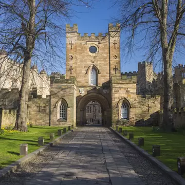View from Palace Green to the Gatehouse of Durham Castle, Durham, County Durham, England, UK, Europe. The city of Durham, which lies on the River Wear a few miles south of Newcastle-upon-Tyne, is best known for its Norman cathedral and castle, whi...