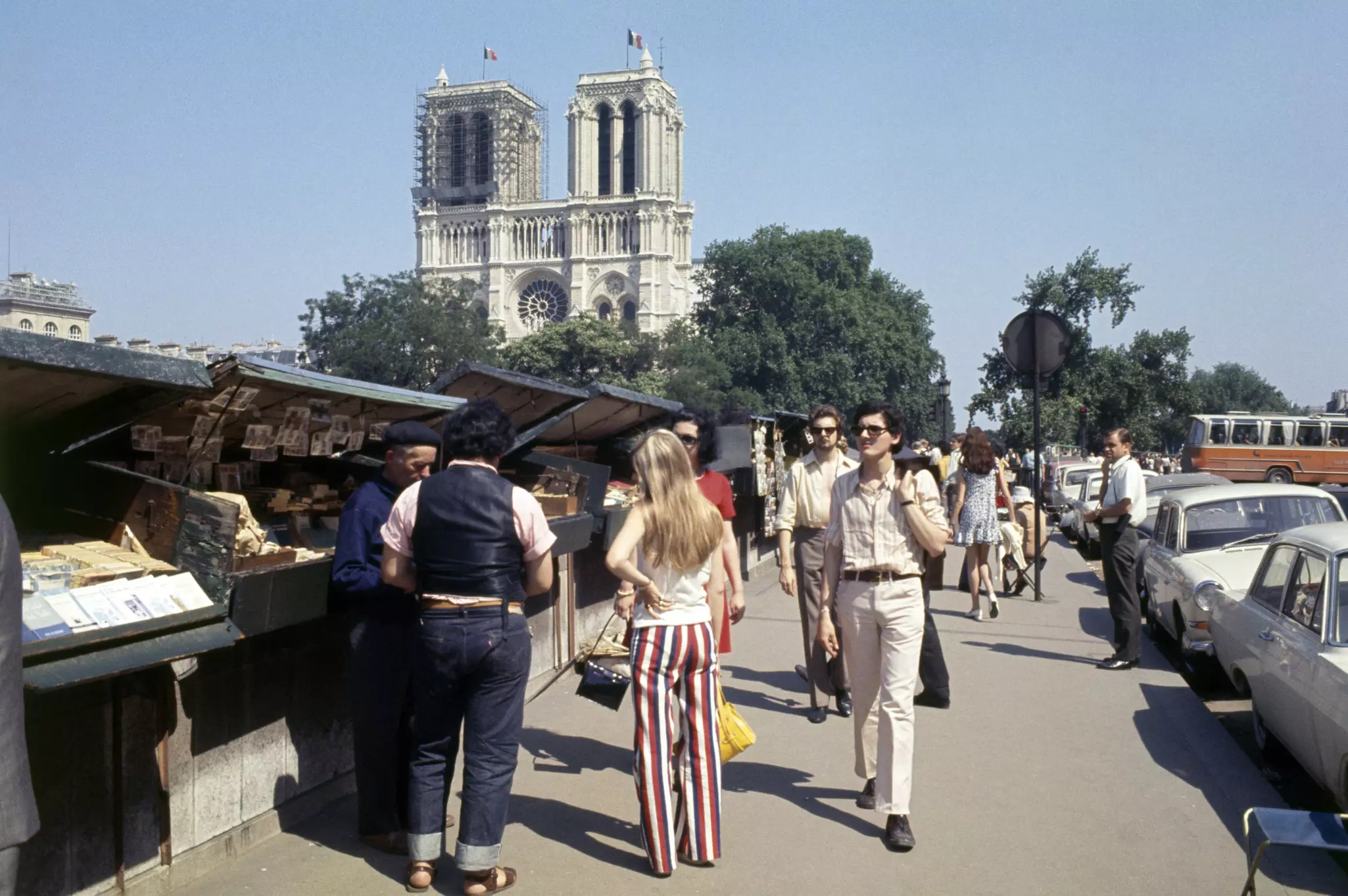 Tourists browse the bookstalls during summer 1960 © Keystone-France/Gamma-Keystone/ Getty Images