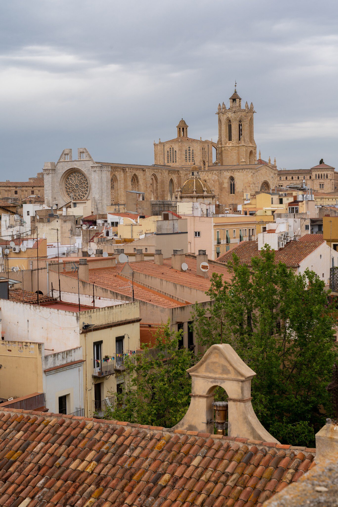 View over the city center of Tarragona, Spain, with the Catedral de Tarragona in the background.