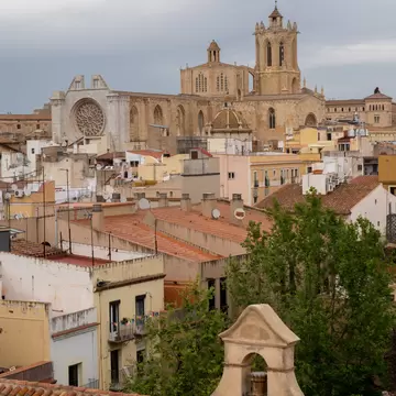 View over the city center of Tarragona, Spain, with the Catedral de Tarragona in the background.
