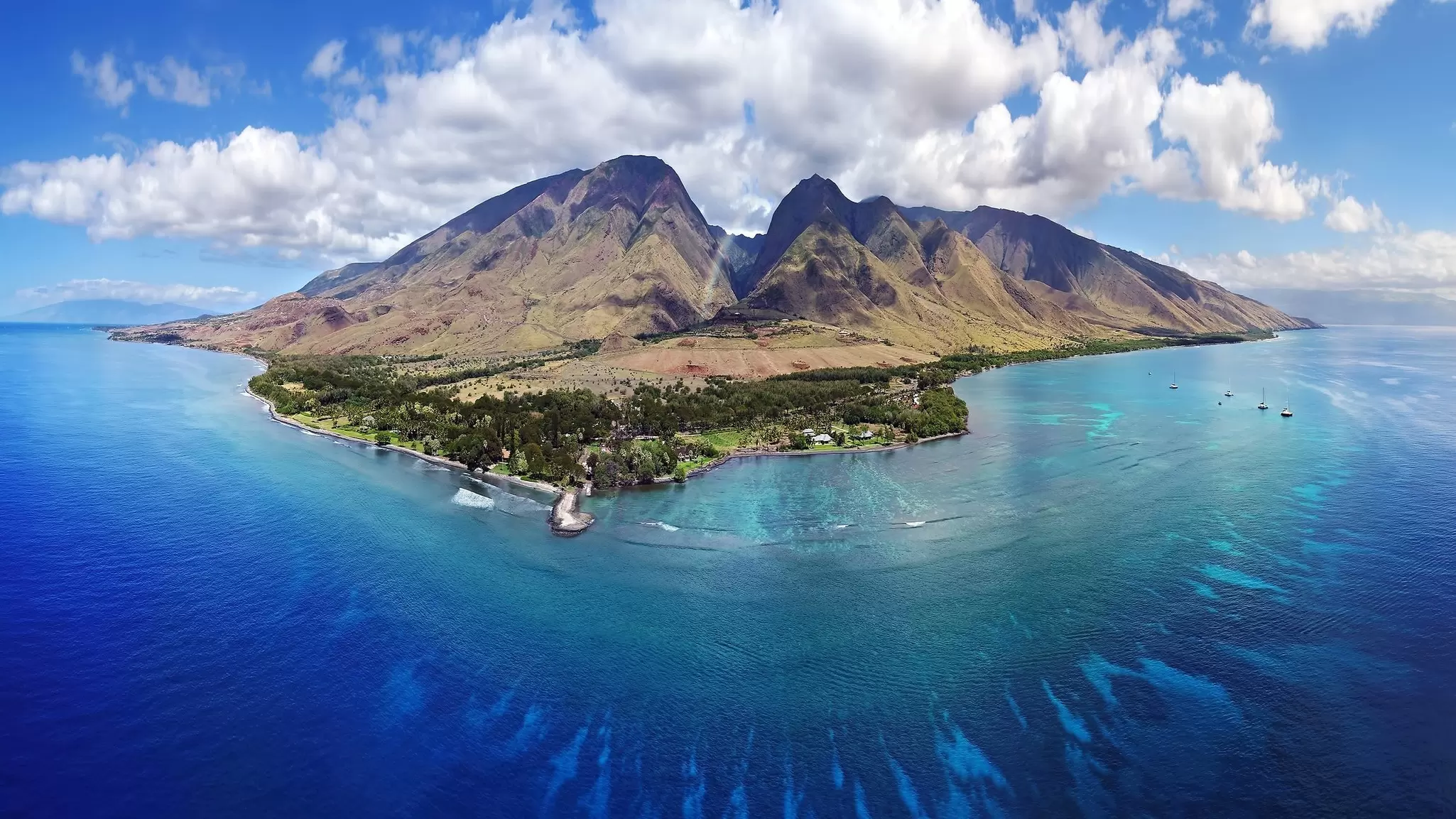 Aerial view of the island of Maui, Hawaii. ©Joe West/Shutterstock