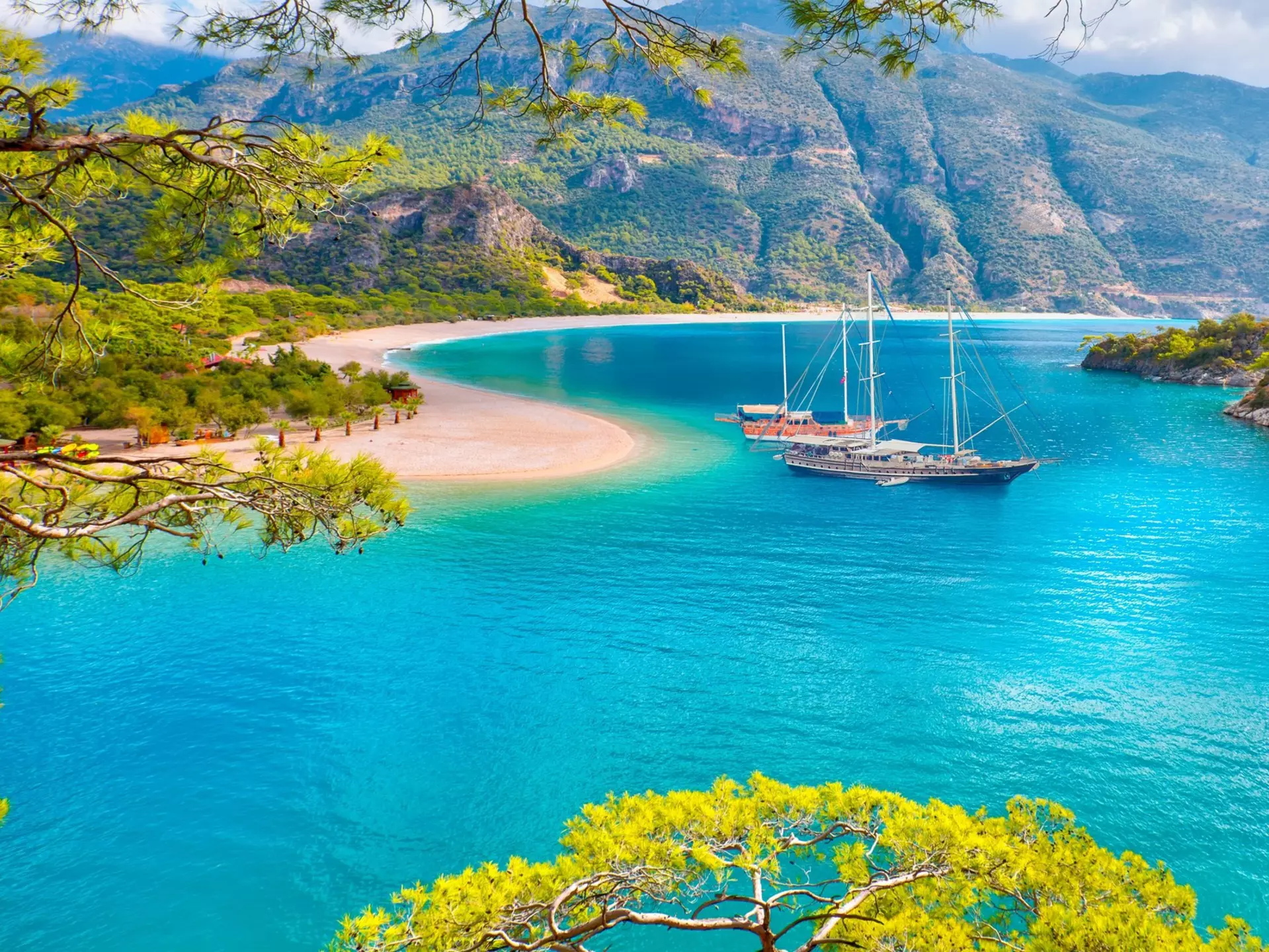 Sailing in Ölüdeniz, Türkiye. muratart/Shutterstock