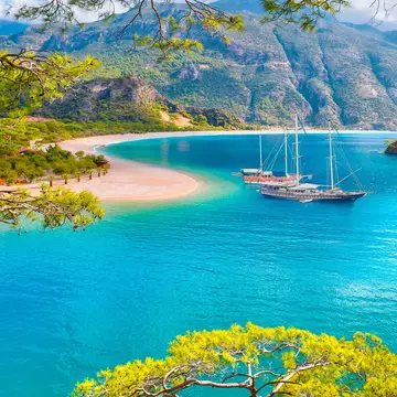 Sailing in Ölüdeniz, Türkiye. muratart/Shutterstock