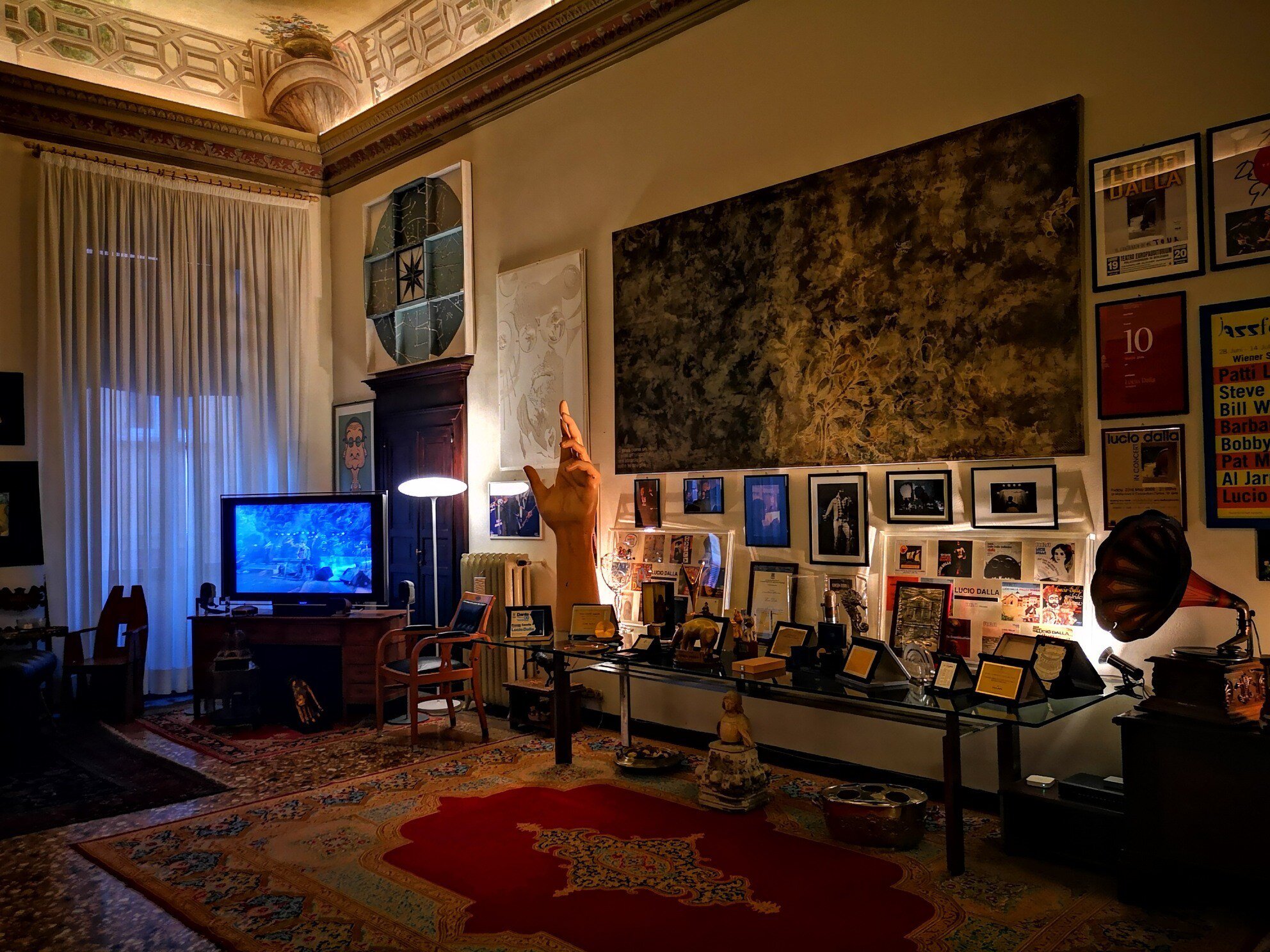 inside Casa di Lucio Dalla