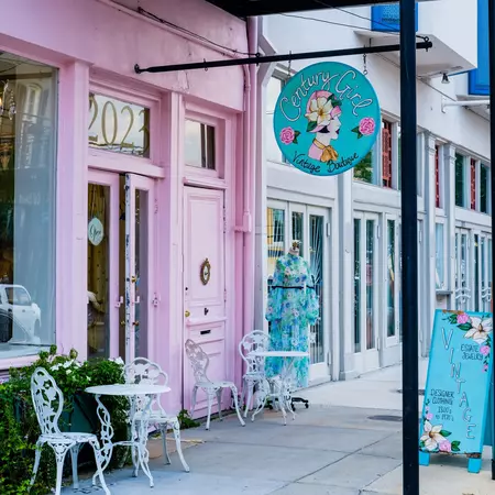NEW ORLEANS, LA, USA - JUNE 20, 2022: Century Girl Vintage Boutique on Magazine Street in the Lower Garden District, License Type: media, Download Time: 2025-09-18T03:21:20.000Z, User: rhylton_redventures, Editorial: true, purchase_order: 65050 - Digital Destinations and Articles, job: Lonely Planet, client: social, other: Rhianydd Hylton