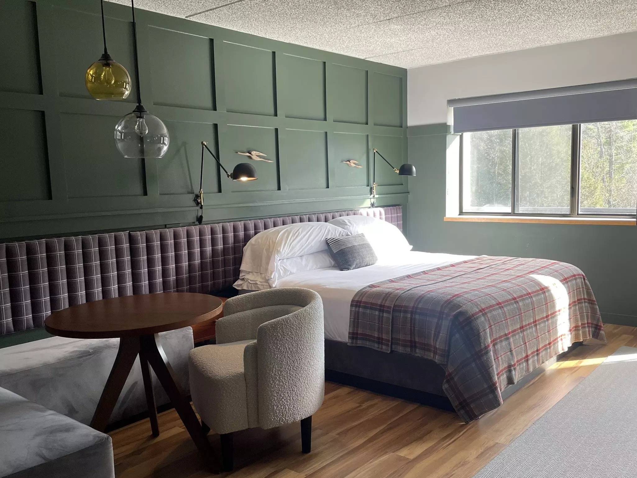 The rustic-chic decor of Bluebird Hunter Lodge © Laura Motta / Lonely Planet