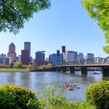 Waterfront Park with Hawthorne Bridge on the Willamette River in downtown Portland.
