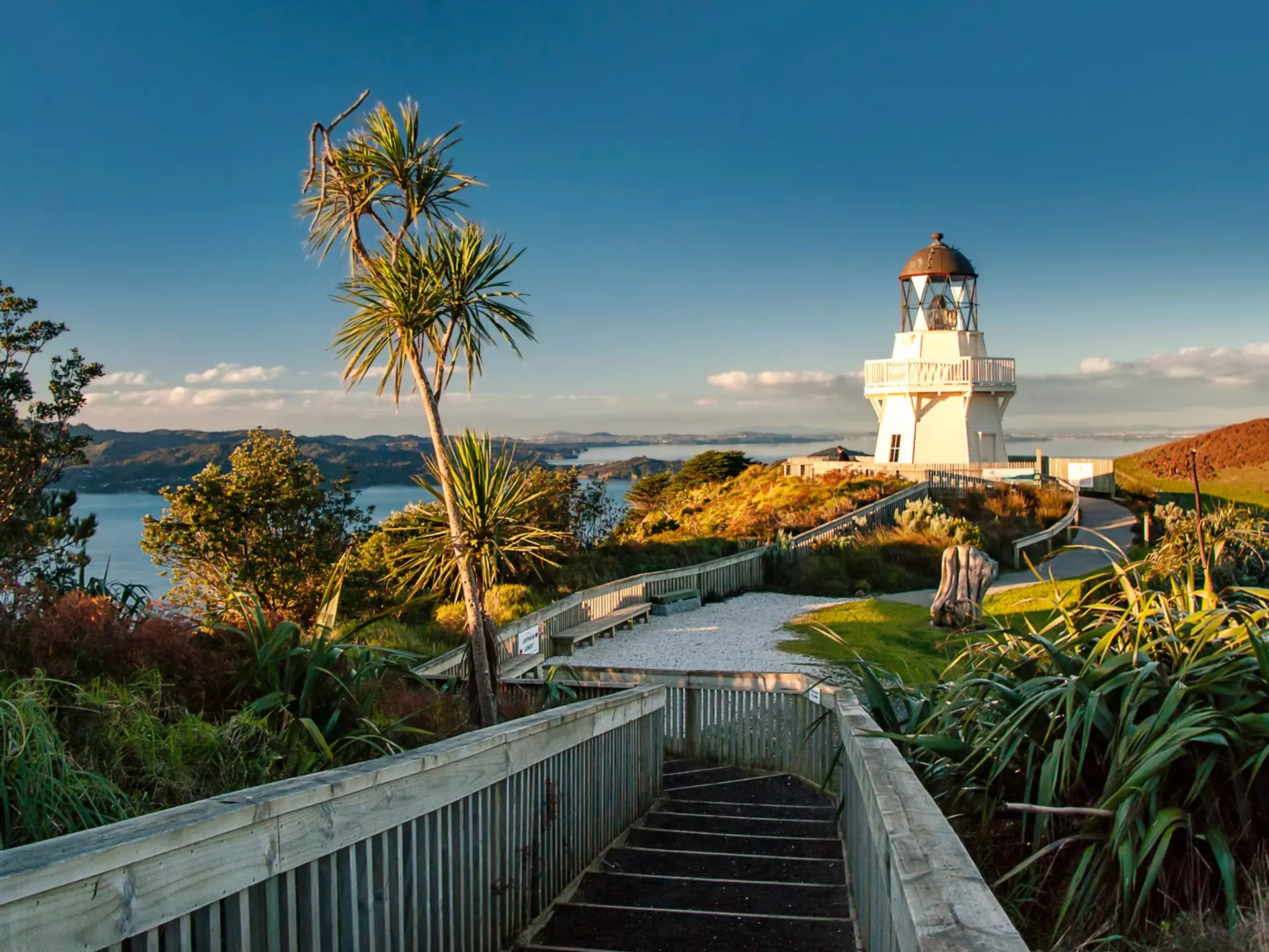 Manukau Heads Lighthouse. Hot Pixels Photography/Shutterstock