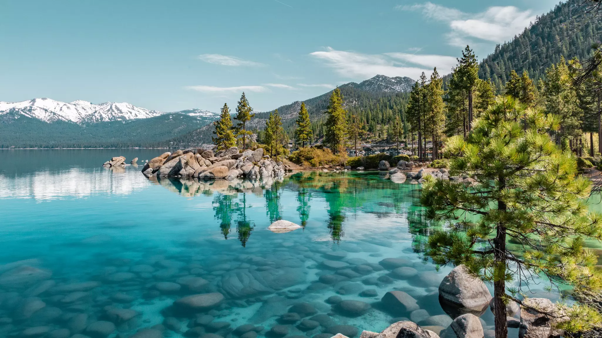 Lake Tahoe, which straddles the border of Nevada and California, is a popular year-round vacation spot in the USA due to its natural beauty. © Getty Images/iStockphoto