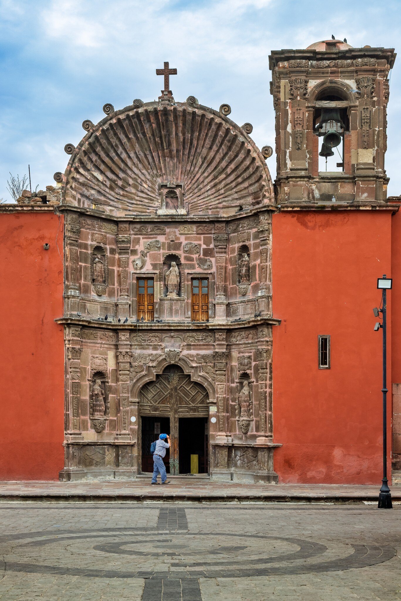 View of the ornate facade of the Templo de la Salud in San Miguel de Allende, Mexico.