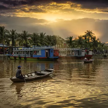 Sunset over Thu Bon River in Hoi An. Domingo Leiva / Getty Images