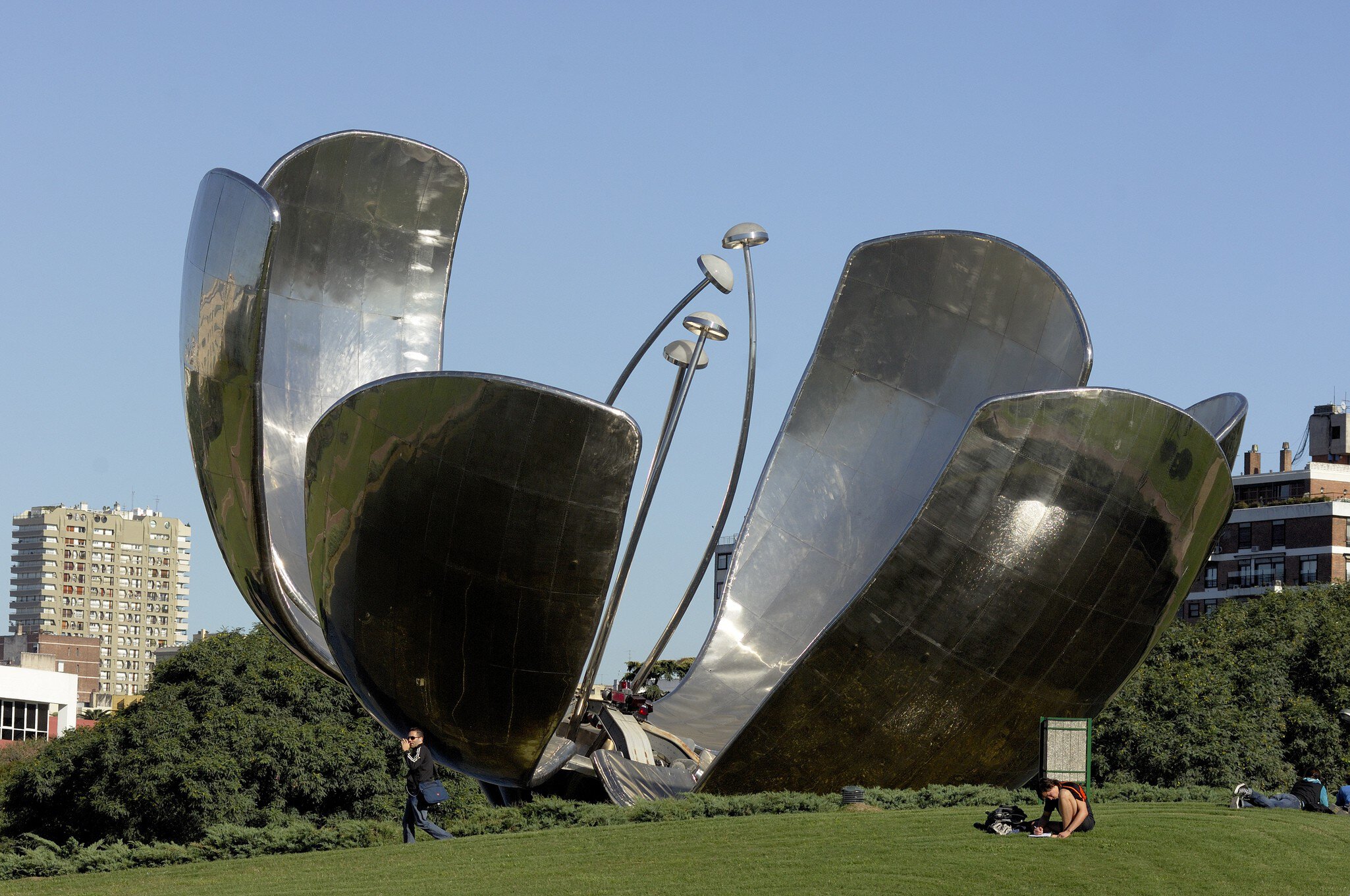 Floralis Genérica sculpture.