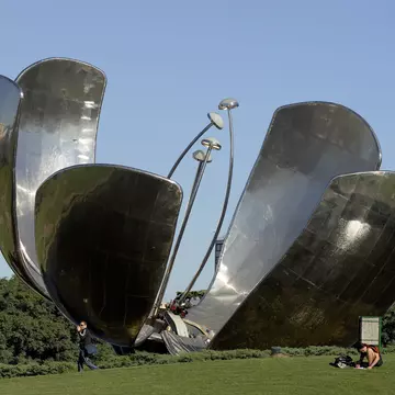Floralis Genérica sculpture.
