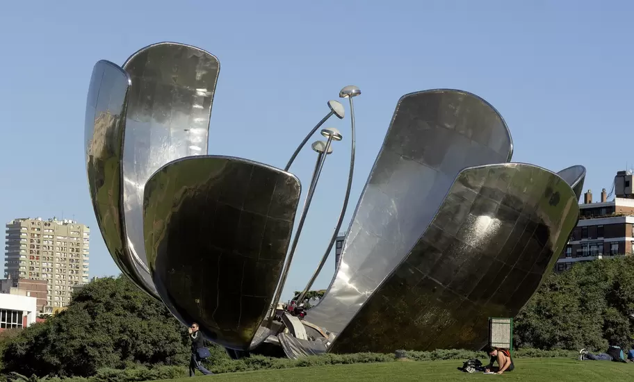 Floralis Genérica sculpture.