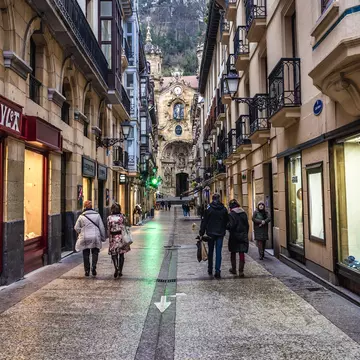 canto-t6e7t912 - Basílica de Santa María del Coro and Calle Mayor in San Sebastián, Spain. Fotokon/Shutterstock