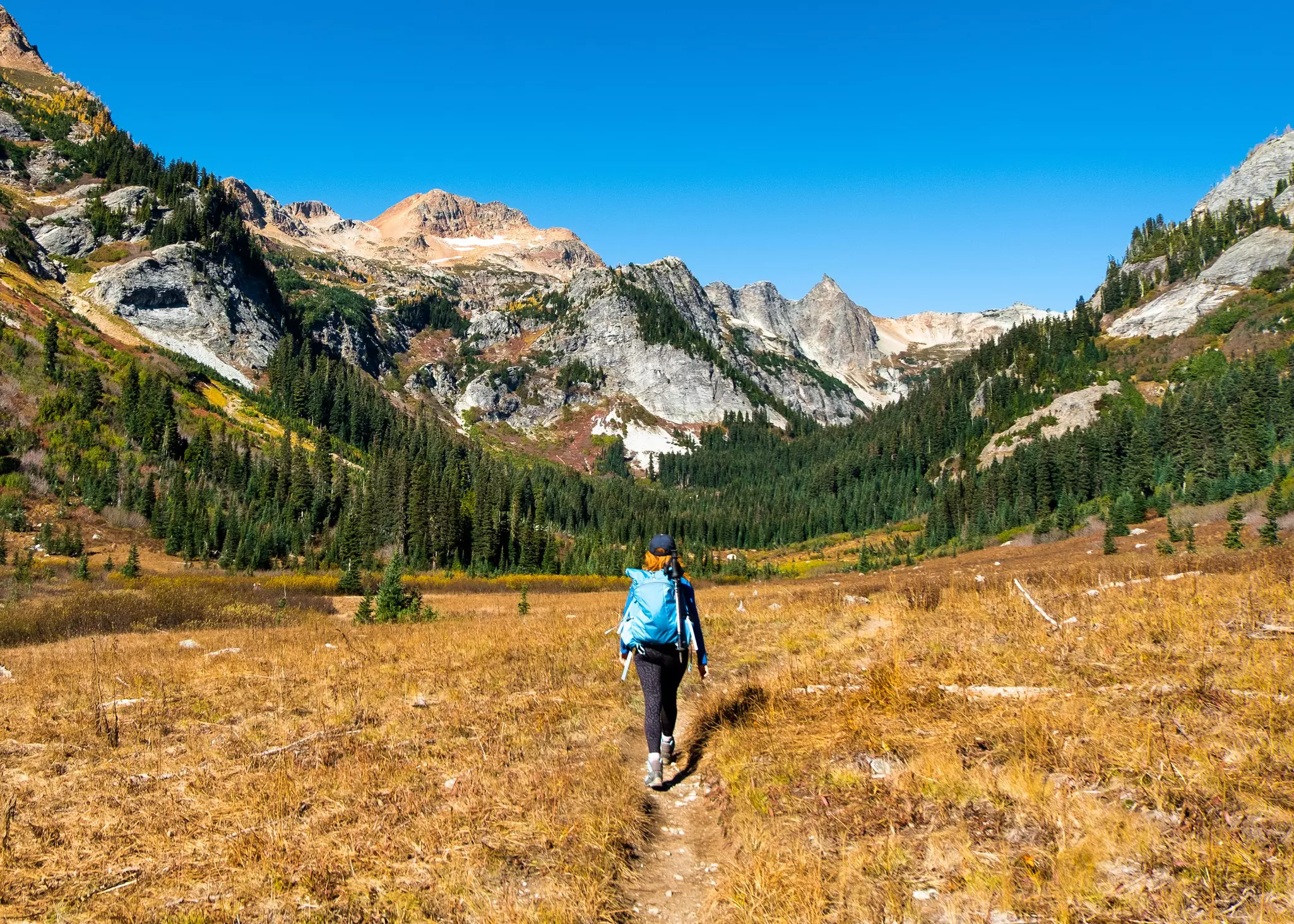 Hiking the Pacific Northwest Trail on the Cascade Mountains, Washington © Tobin Akehurst / Shutterstock