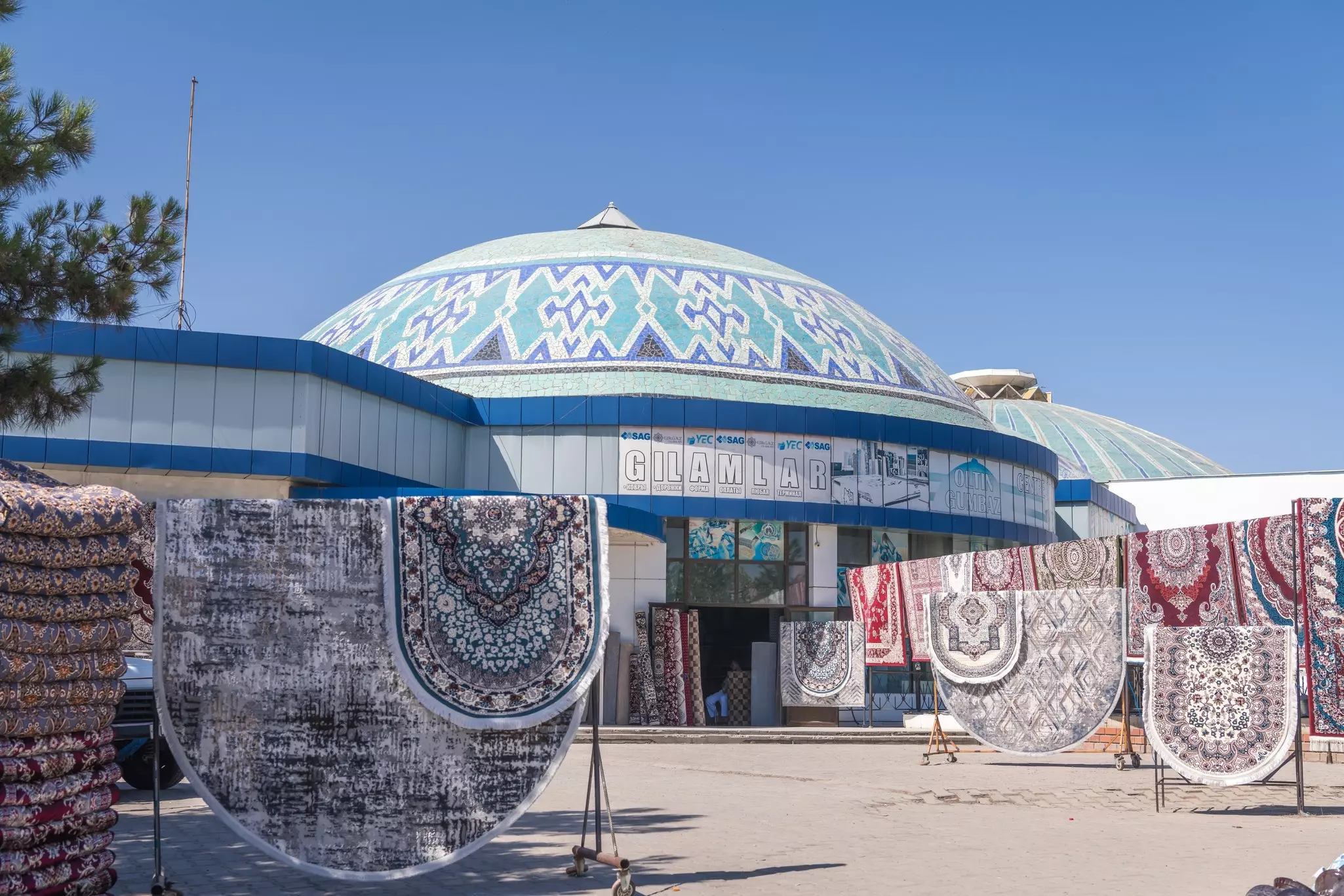 Carpets at Tashkent Chorsu bazaar or Eski Juva bazaar - one of the main city landmarks.