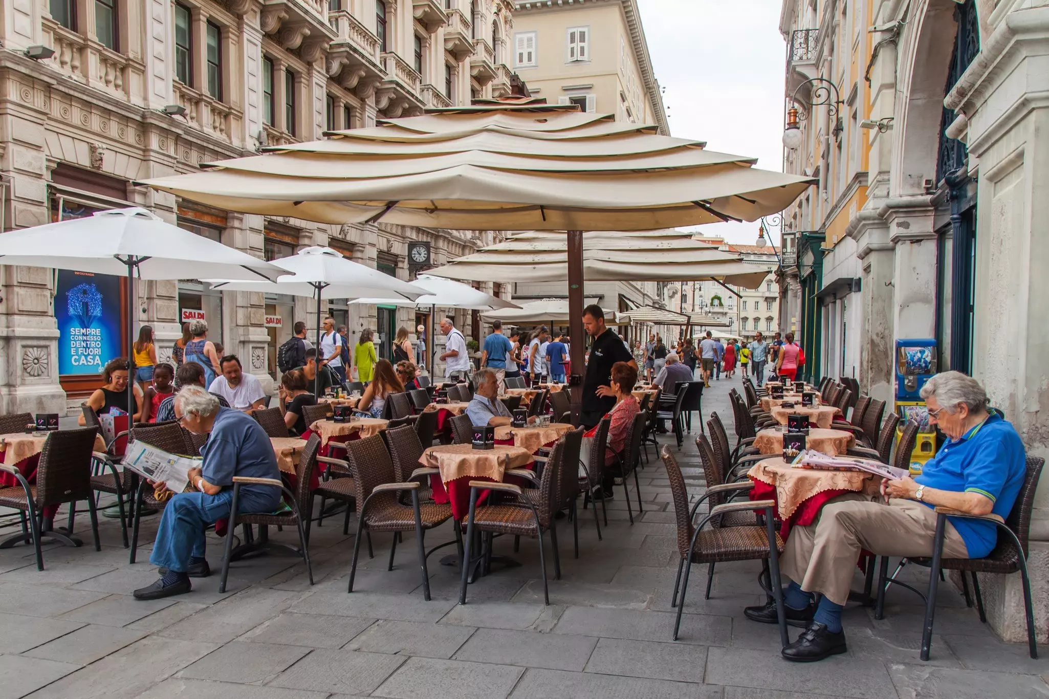 In Trieste, the locals enjoy their coffee leisurely © bellena / Shutterstock