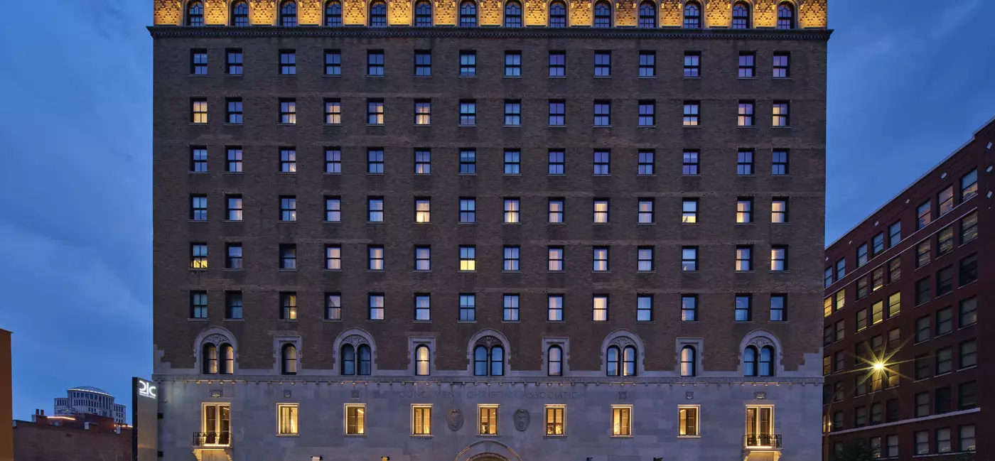 Street view of the 21c Museum Hotel in St Louis with a gleaming golden top