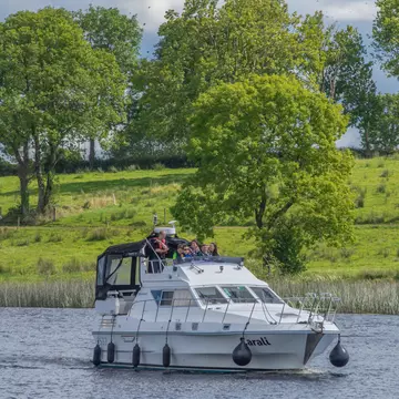 Editorial use only; a small cruise boat on the river Shannon, at Carrick on Shannon, Co. Leitrim, Ireland, in August 2016., License Type: media, Download Time: 2025-12-04T16:42:27.000Z, User: nic.dhoedt_lonelyplanet, Editorial: true, purchase_order: 56530 - Guidebooks, job: Global Publishing WIP , client: Lonely Planet Ireland 17, other: Nicolas D'Hoedt