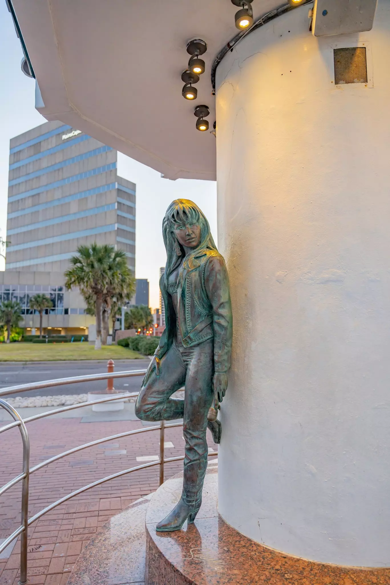 Mirador de la Flor, a statue honoring Selena Quintanilla in Corpus Christi
