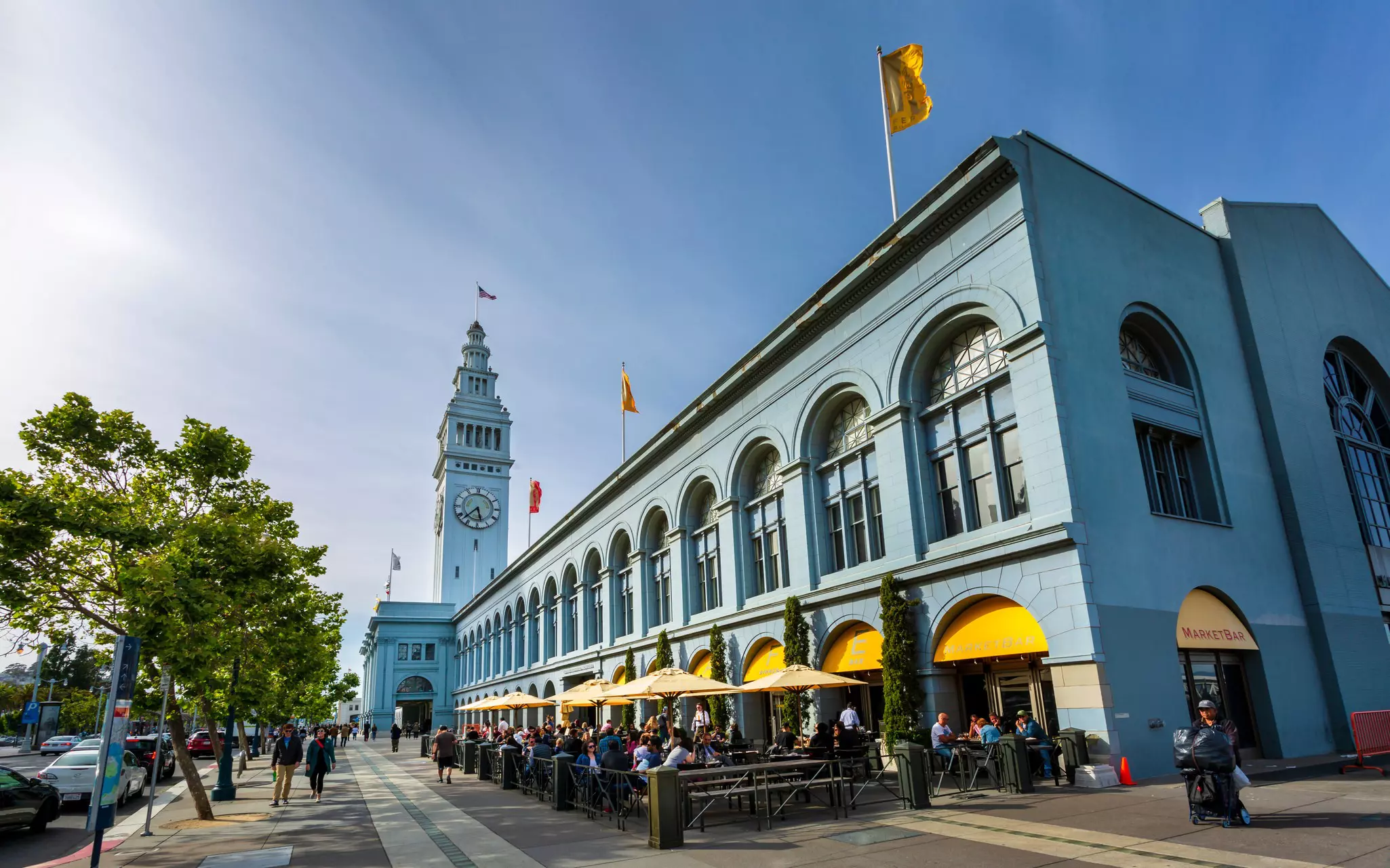 The iconic Ferry Building has excellent eating and drinking options with to-go items at affordable prices © Toms Auzins / Shutterstock