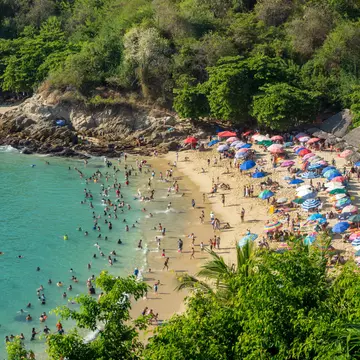January 2018: The crowded beach of Playa Carrizalillo in Puerto Escondido.