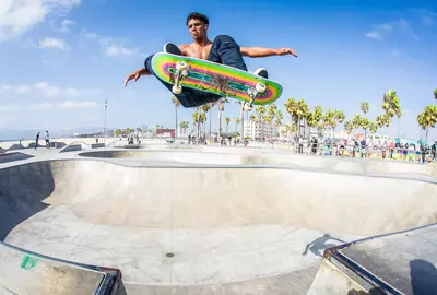Skateboarder catches air at Venice Skatepark in Venice California  License Type: media  Download Time: 2023-07-17T11:43:04.000Z  User: FergalCo  Is Editorial: No  purchase_order: