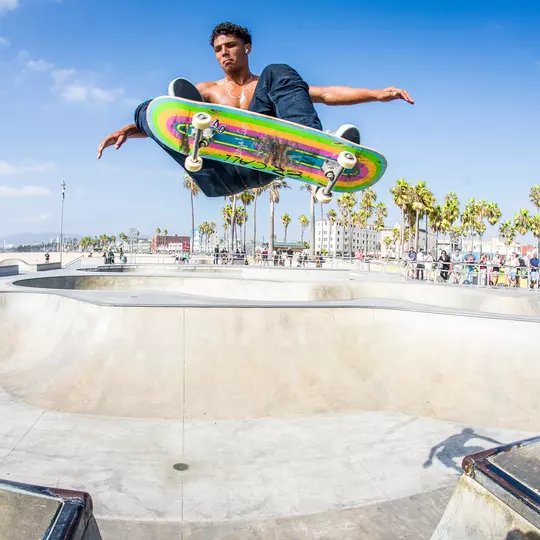 Skateboarder catches air at Venice Skatepark in Venice California  License Type: media  Download Time: 2023-07-17T11:43:04.000Z  User: FergalCo  Is Editorial: No  purchase_order: